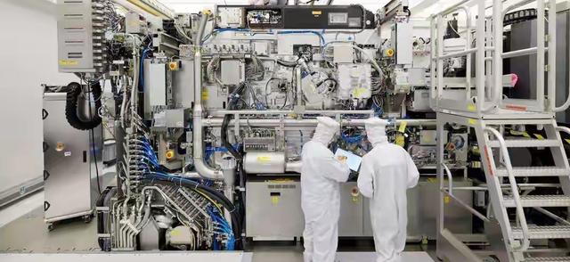 荷兰太无敌了，先断臂再自宫，真看不懂了