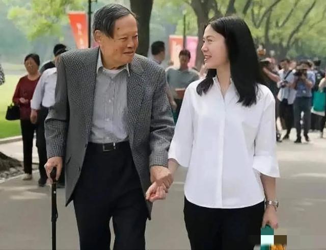 八宝山送别后遗嘱谣言平息，翁帆将携清华史料赴剑桥，走出新道路