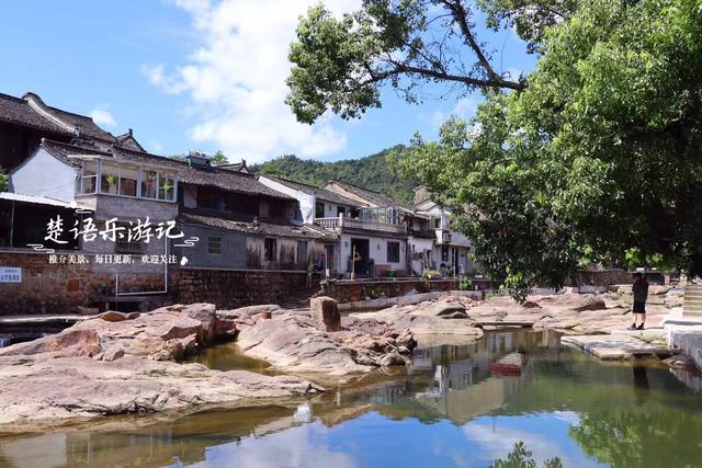 宁波奉化的传统村落，山水相依景色宜人，成为玩水与漂流胜地