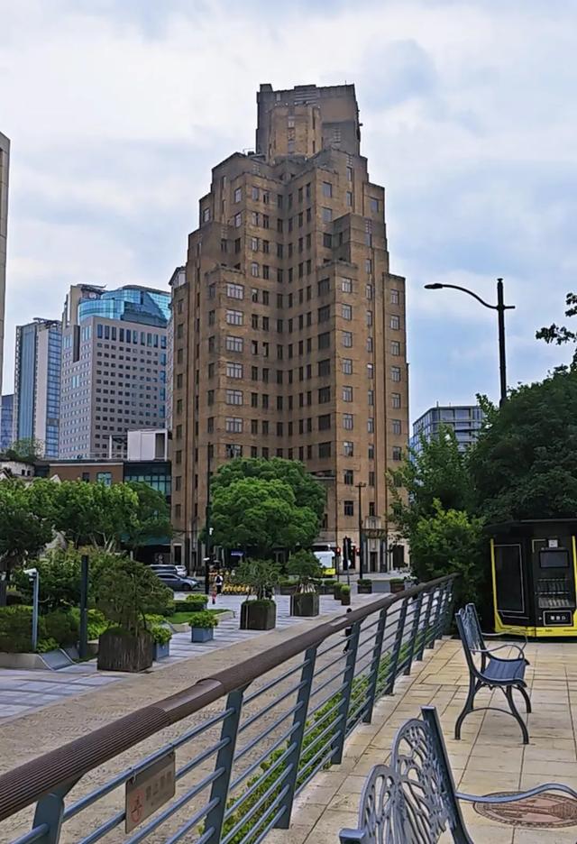 来上海就不可错过苏州河，这里的风景极具大上海味道，来看看！