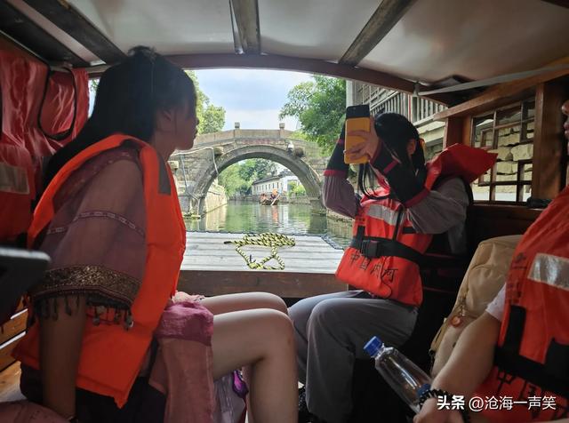 苏州平江路，一条路一条河，一条船一座城，一首歌一段情