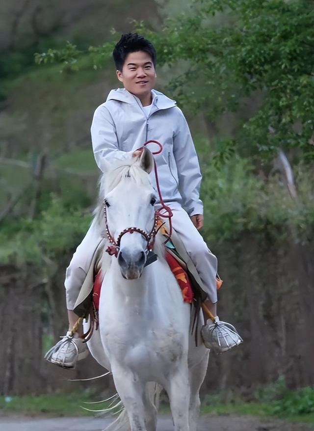 装疯卖傻、丑态百出、目不识丁，到底是谁捧红了这些跳梁小丑？