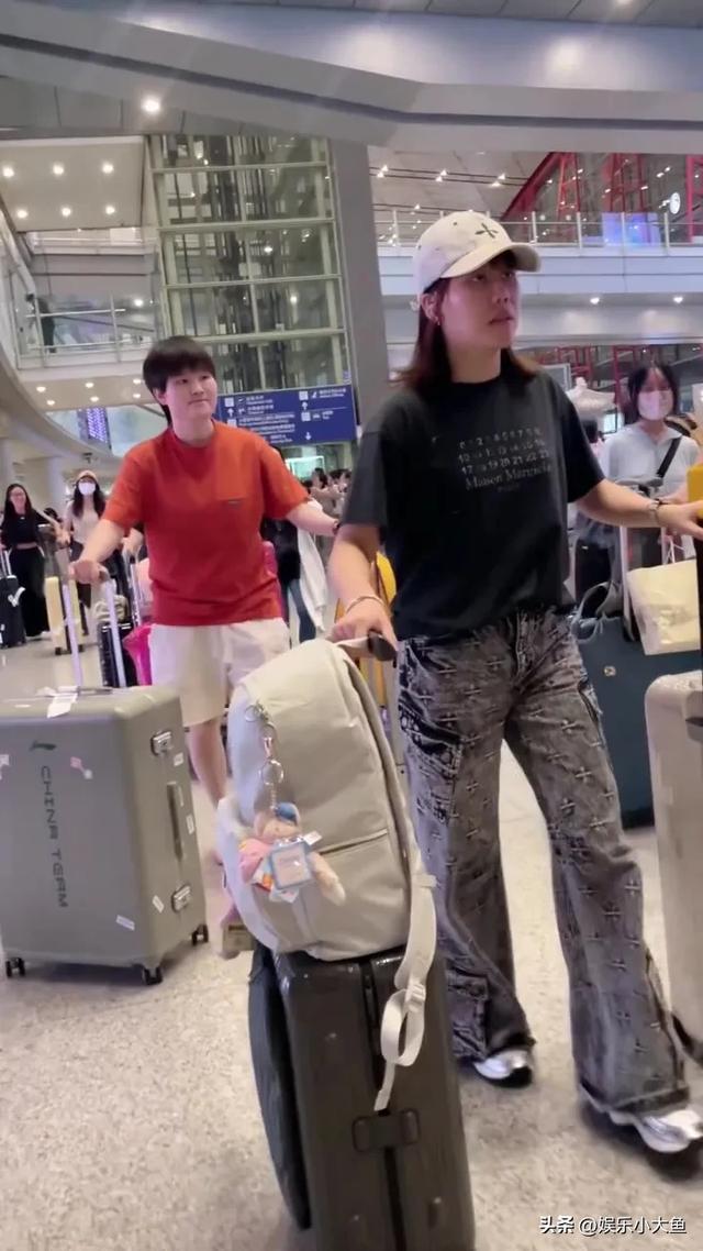 陈幸同结束横滨赛已抵达北京机场路透，穿黑色短袖又酷又飒！