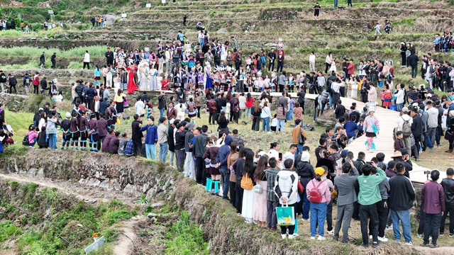 贵旅“年度精彩瞬间”丨最炫民族风！把“T”台搬进梯田