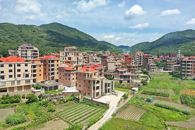 福建省的田园风光竟然如此之美，色彩鲜艳的民居过目难忘