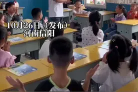 老师看到学生乱丢纸屑，用废纸折纸飞机引来学生欢呼图片
