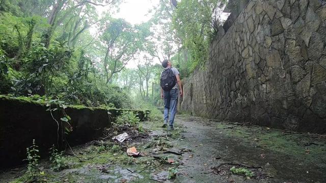 重庆南温泉发现废弃溶洞景区，内部层层石梯让人联想到盗墓笔记