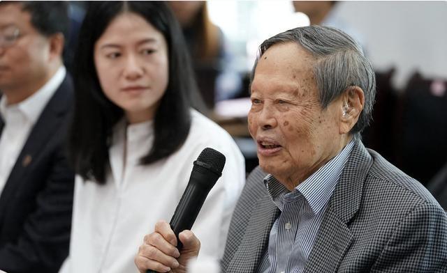 杨振宁去世仅3天，令人担忧的事发生了，原来翁帆一个字都没说错