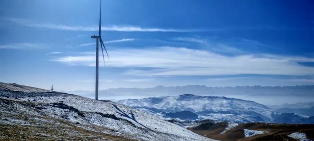 车拉草原：风与山的蓝白私语