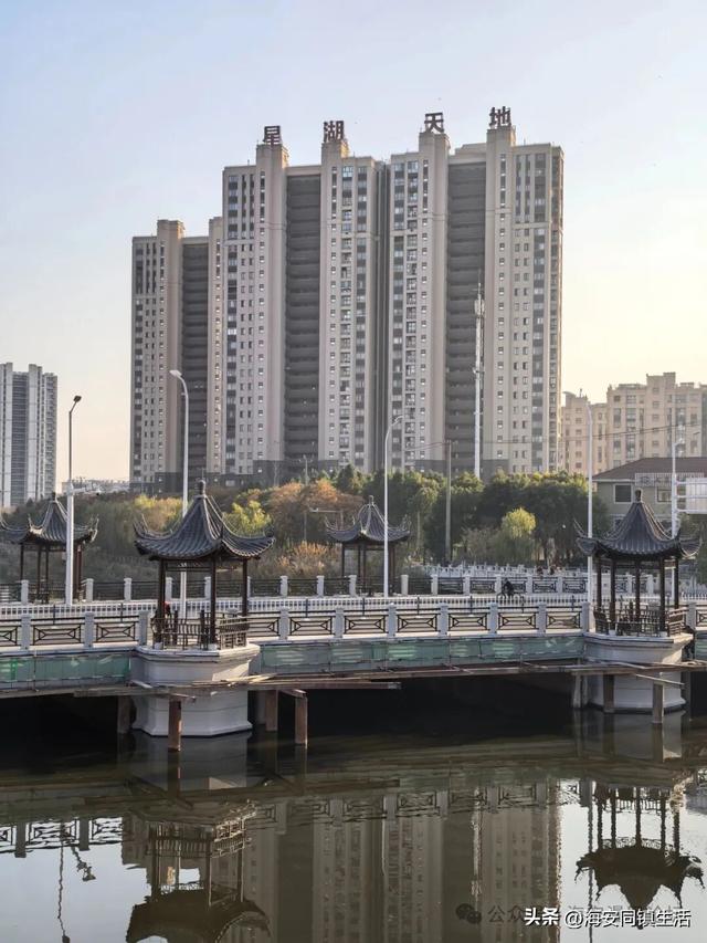 在海安新立发桥上看看老通扬河的水，回味春秋风云！