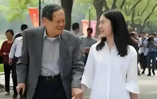 杨振宁走了，伴随在他身上的3个疑问，也该解开了
