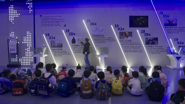 与机器狗互动、操控无人机，南京市同仁小学科创研学太酷了！