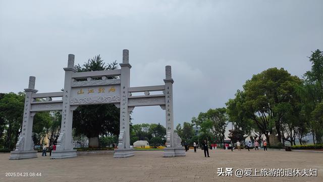 出游第6站-衡阳：东洲岛、石鼓书院、保卫里。阴雨天，游了个寂寞