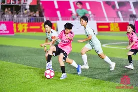 国际球星卡卡空降贵州“村超”！捧起这个奖品后，他笑得合不拢嘴图片