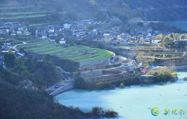 两江交汇碧波现