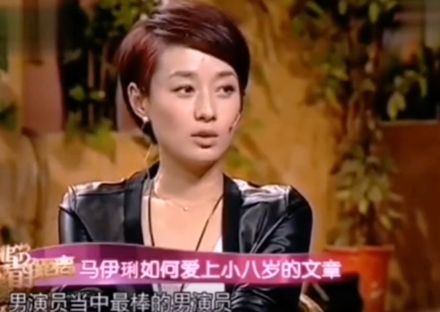 49岁马伊琍没想到，辛苦养大的17岁女儿文君竹，早为亲爹文章争光