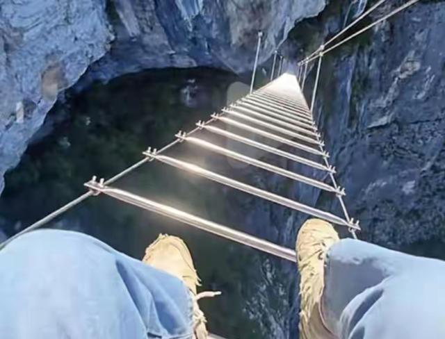 张家界的山里，一群野人赢麻了