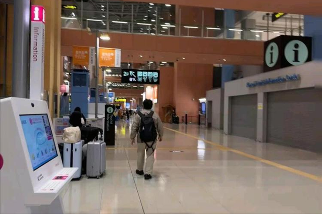 日本机场挤满了回国的人：有人提前结束行程，有人辞工返华