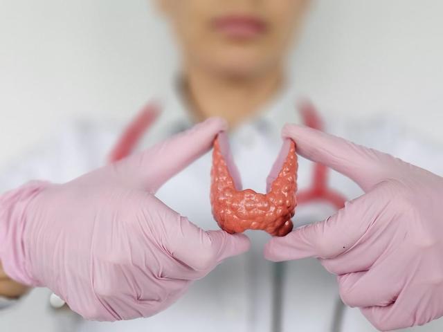 腰果是富硒食物？医生再次提醒：甲状腺不好，要常吃这3种食物