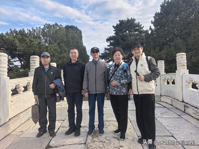 和四位战友参观唐山清东陵