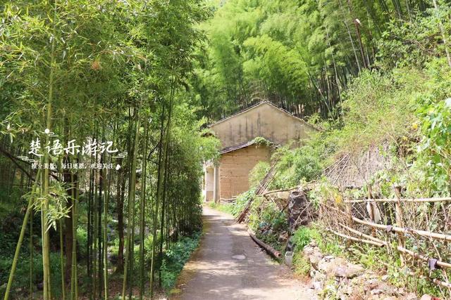 浙江宁波泉溪畔的千年古村，群山环抱溪水中流，适合休闲与徒步