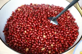 30年大厨揭秘：炒花生米最忌先倒油！牢记3诀窍，酥脆不返潮图片