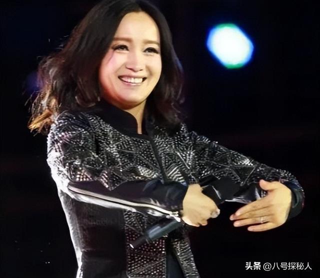 她连上4次春晚，和恩师同居怀孕，被骗流产，如今57岁依然单身！