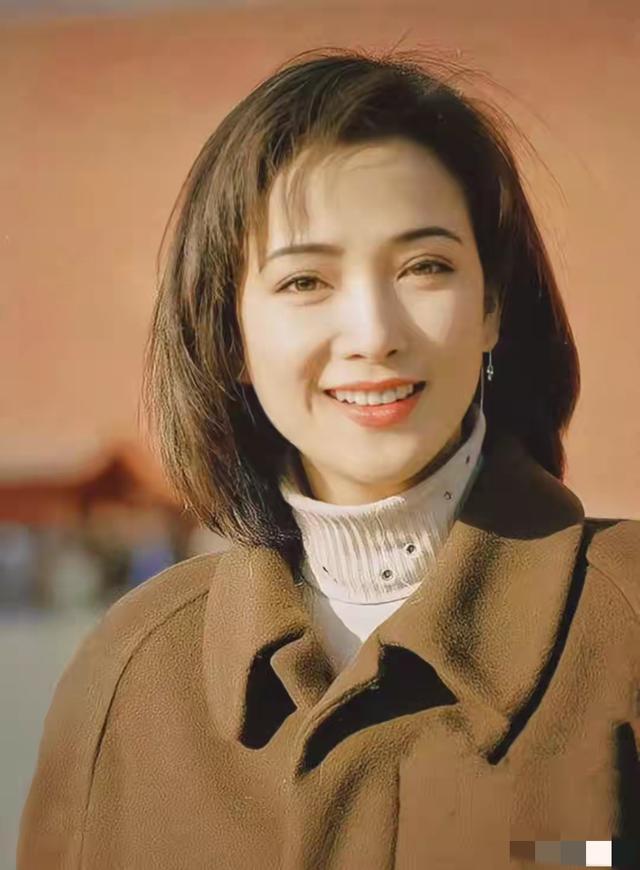 痛心！61岁演员何晴去世，家属透露病情，最后一次露面身材发福