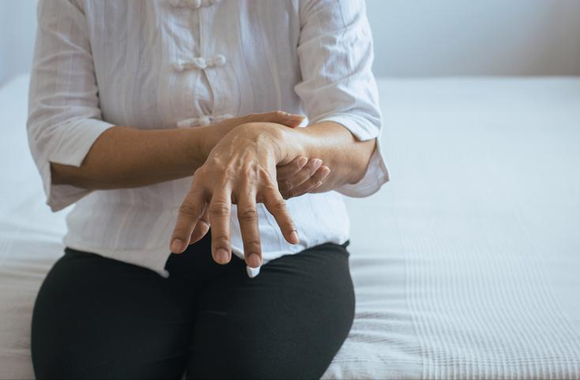 女子天热锻炼后回家路上猝死，家人痛哭：早就说注意这几点