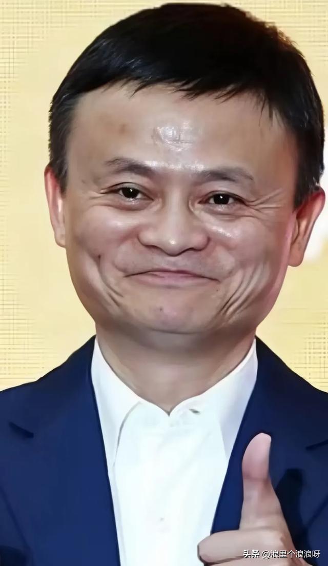 马云与妈妈的合照，照片中母子长的太像了，这脸型简直一模一样！
