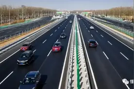 再次提醒：高速上的“鱼骨线”啥意思？已有上百人违章，2本驾照都不够扣！图片