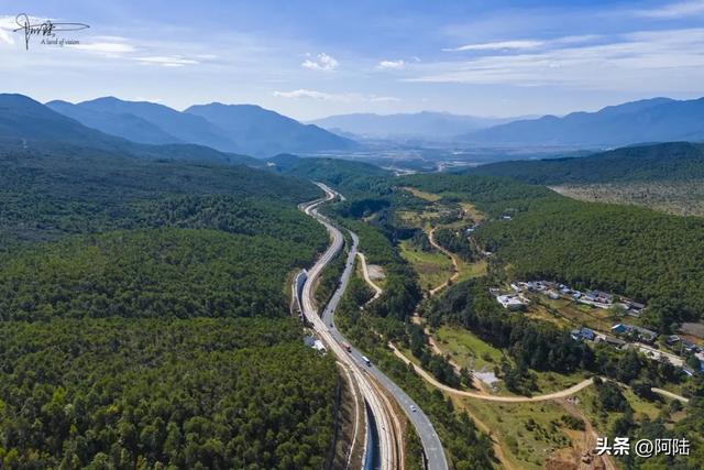 航拍玉龙雪山的秘境牛奶湖,目前还未开发,徒步需要管委会批准