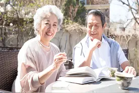 我今年65岁，天天往王寡妇家里跑，妻子和儿子把我扫地出门图片