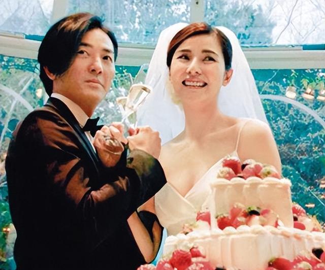 21岁拍三级，30岁被出轨，38岁嫁大佬，如今52岁没孩子还被宠成宝