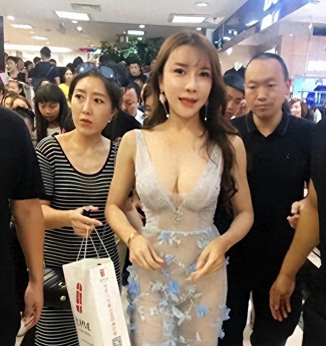 "露奶装"，"开裆裤"，大街上的牛鬼蛇神，辣眼睛！