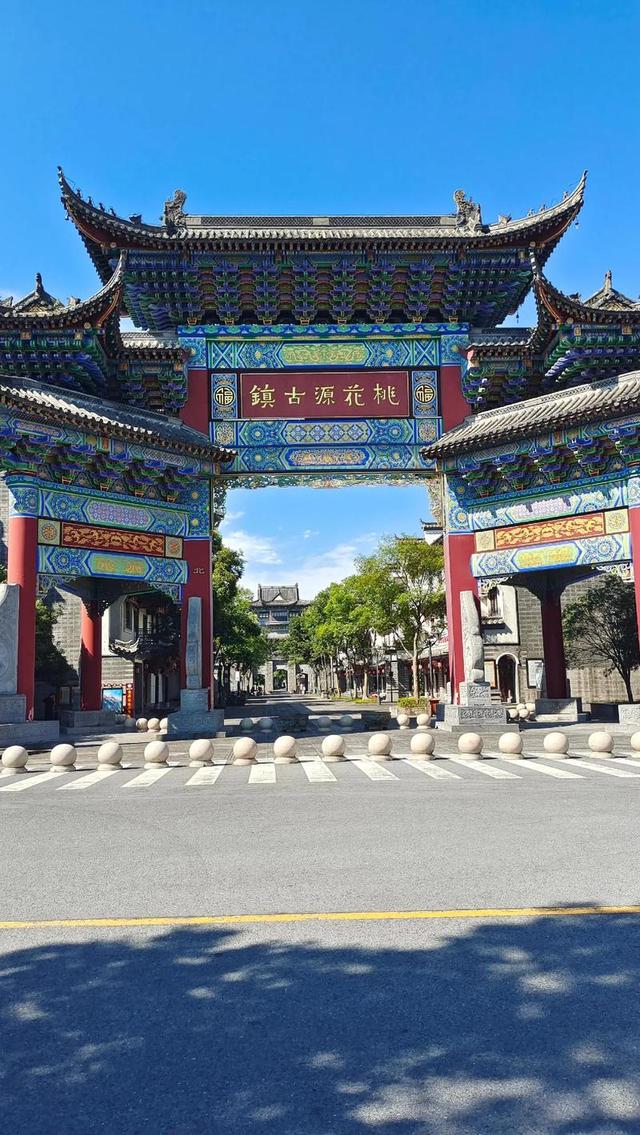 8年烧光50个亿！从人满为患到无人问津，全国古镇为啥批量倒闭？