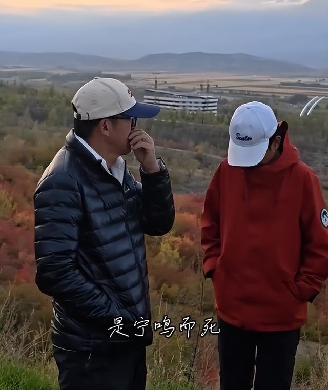 俞敏洪新疆旅行，大早上喝“上马酒”，还跟美女老板一起走秀