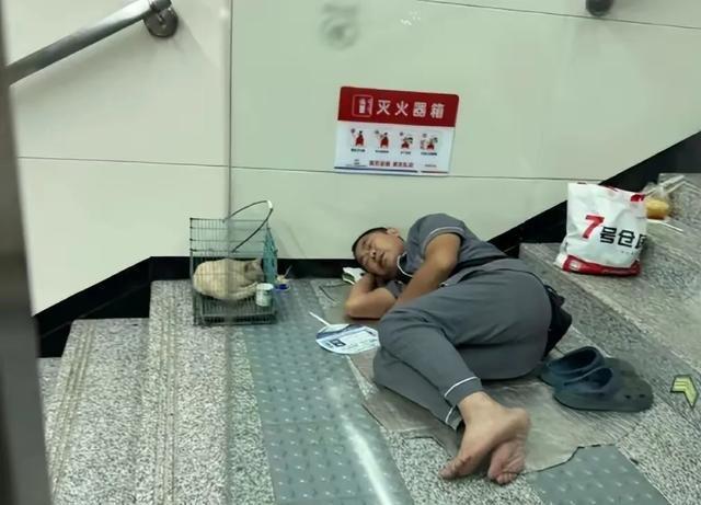 重庆地铁纳凉乱象引争议，到底是没素质，还是不包容？