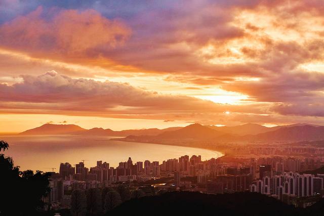 三亚凤凰岭景区，登上城市观景台俯瞰三亚，这里的夕阳如诗如画
