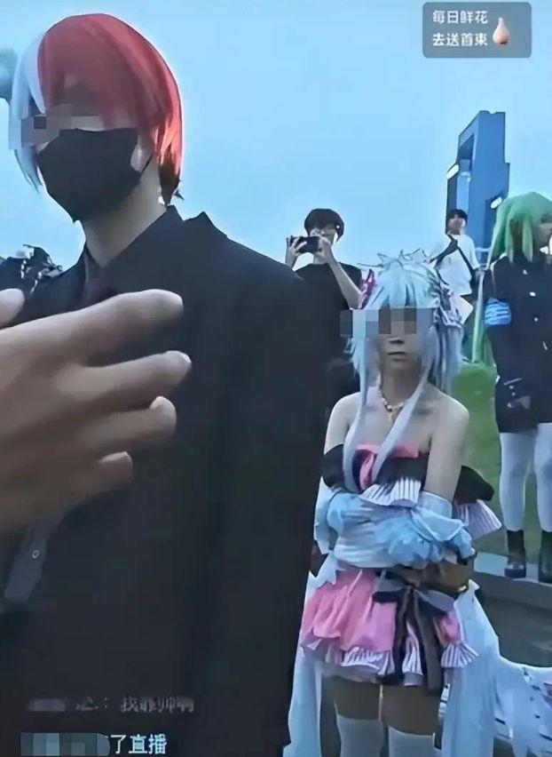 男子扮演日本漫画，惹网友众怒，警方介入