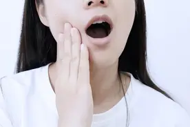 牙龈总是肿痛，难道是上火引起吗？提醒：可能是这5种疾病的前兆图片