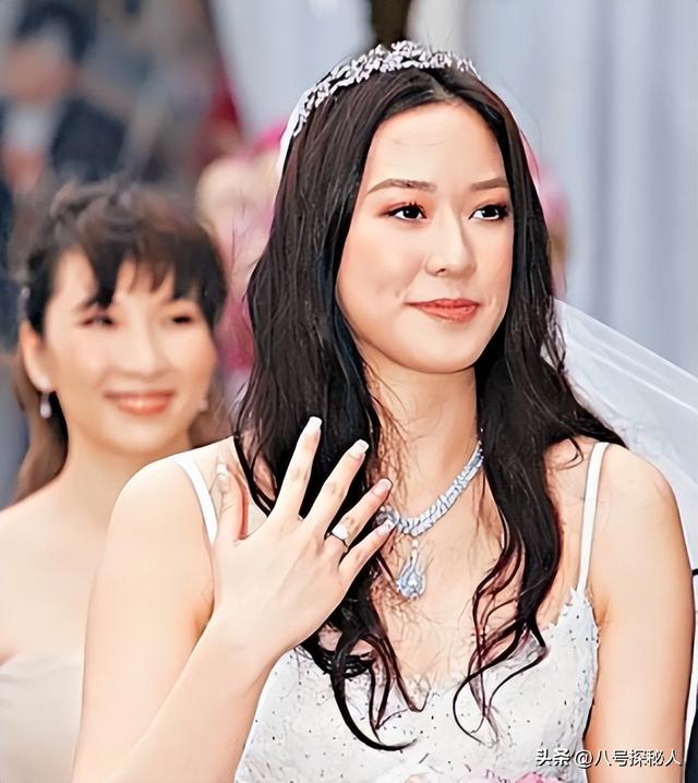 她14岁已是“人间尤物”，被首富看中花10亿娶回家，8年生了四胎