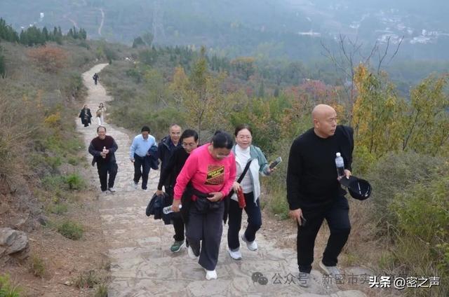新密市实验高级中学举行重阳节登魏长城小顶山活动