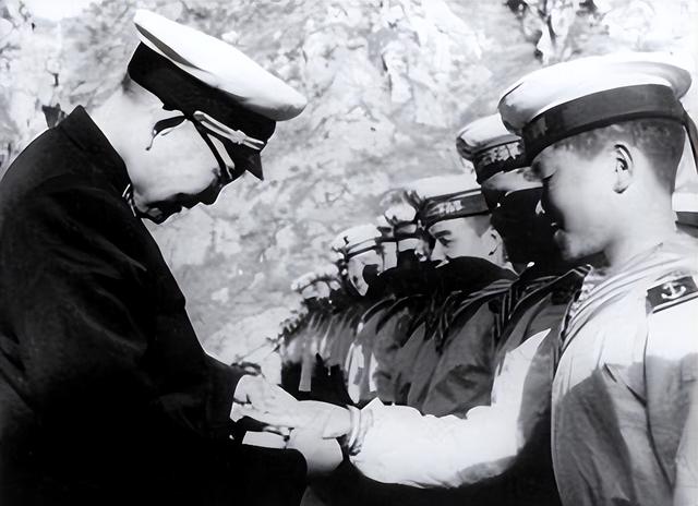 1987年萧劲光被一则新闻激怒，质问刘华清：谁说中国不准备建航母