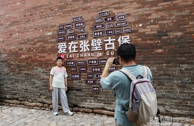 山西介休：张壁古堡暑期旅游升温