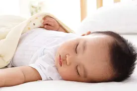 18个月女婴睡熟中失去生命，就因大人的这个动作！这事真的别做了图片