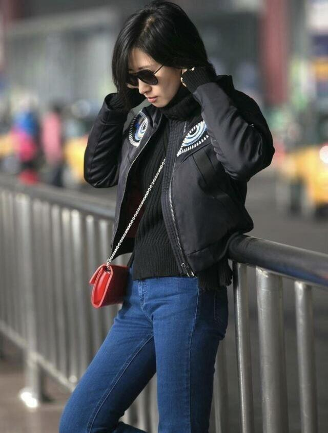 刘敏涛剪了波波头减龄20岁，穿毛衣+牛仔裤像超模，显瘦又时髦