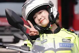 女交警語氣溫柔指揮交通 獲封「杭州朴信惠」(多圖有片)图片