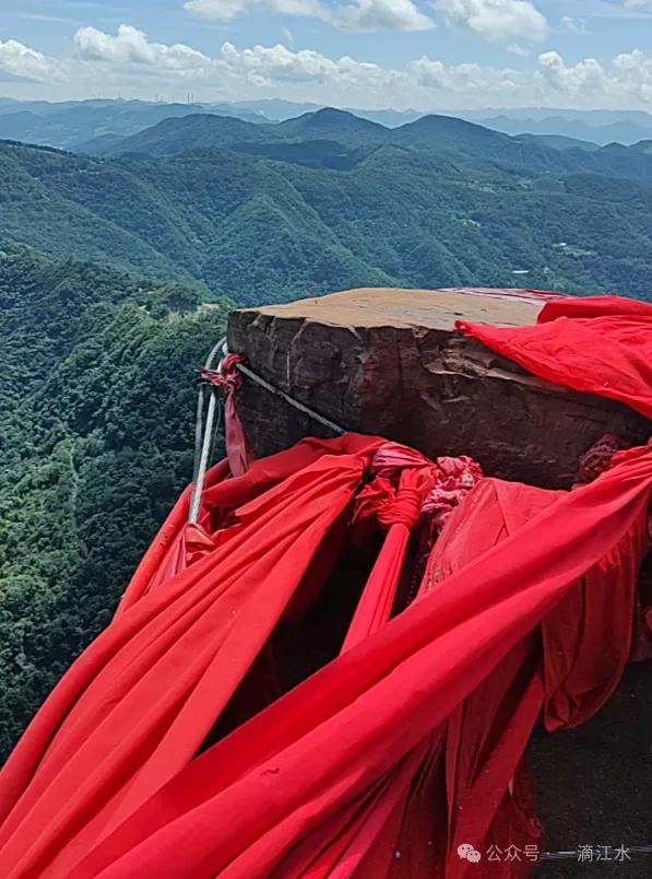 秭归长阳巴东交界的香龙山，香火旺盛，那里风景怎样？会开发么？