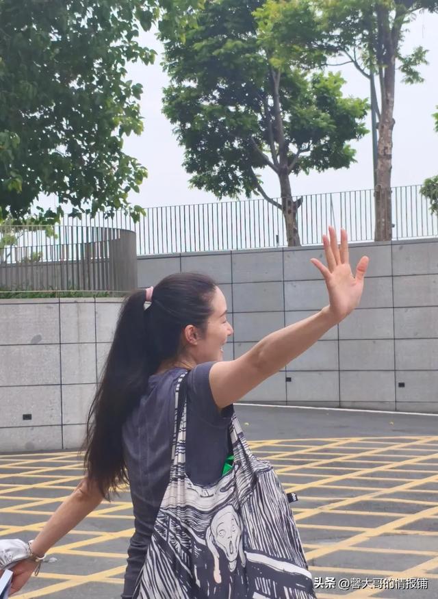 王小蒙扮演者王亚彬素颜被粉丝偶遇，她有白发了，自然老去很美